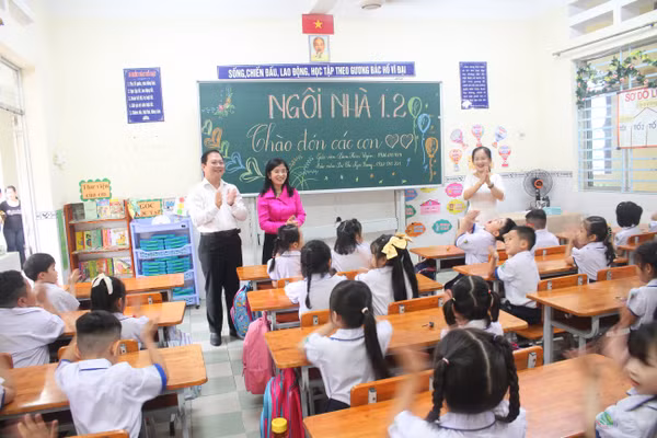 Bà Trần Thị Huyền, Quyền Giám đốc Sở GD&ĐT TP Cần Thơ thăm lớp 1 Trường TH Mạc Đĩnh Chi. Ảnh: Q. Ngữ.