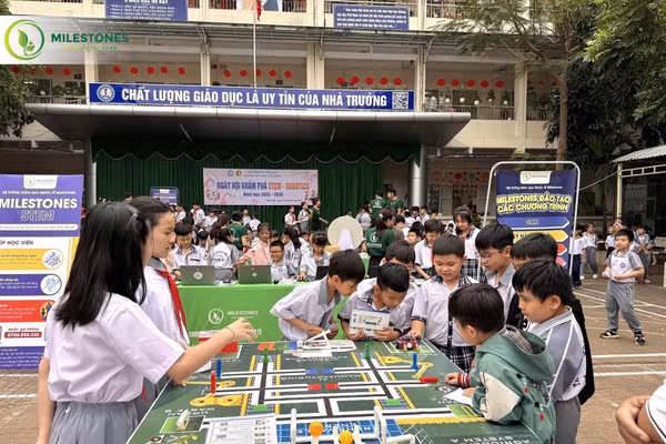 Học sinh Trường Tiểu học Thới Bình 1 (phường Ninh Kiều, TP Cần Thơ) trải nghiệm tại Ngày hội STEM.