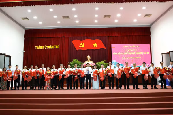 Ông Đỗ Thanh Bình, Bí thư Thành ủy trao quyết định cho các cán bộ. Ảnh: Minh Trung.