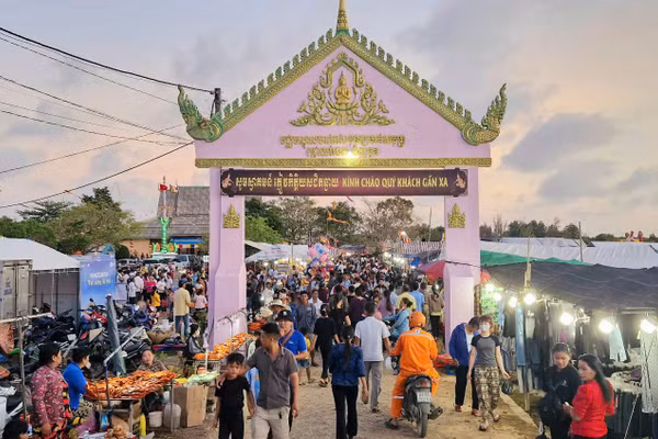 Người dân vùng đồng bào dân tộc Khmer tham gia lễ hội tại phường Vĩnh Châu, TP Cần Thơ. Ảnh: X. L.