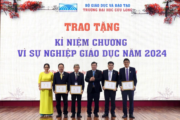 Ths Lê Tôn Đức Hòa - Chủ tịch Hội đồng Trường ĐH Cửu Long trao Kỷ niệm chương Vì sự nghiệp giáo dục cho các cá nhân.