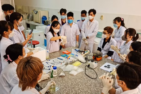 Sinh viên ngành Công nghệ sinh học (Trường ĐH Trà Vinh) trong giờ thí nghiệm.