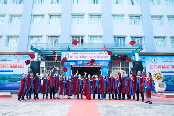 Niềm vui của tân thạc sĩ Trường Đại học Đồng Tháp.