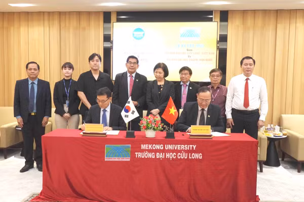 Lãnh đạo Trường ĐH Cửu Long và Trường ĐH Daejin thực hiện nghi thức ký kết Bản ghi nhớ hợp tác.