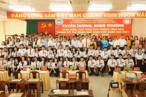 Vinh danh học sinh, giáo viên đoạt giải cao Kỳ thi chọn học sinh giỏi quốc gia THPT năm học 2025 - 2026.