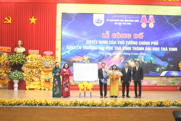 Thứ trưởng Bộ GD&ĐT và Phó Bí thư Thường trực Tỉnh ủy Vĩnh Long trao Quyết định của Thủ tướng Chính phủ.