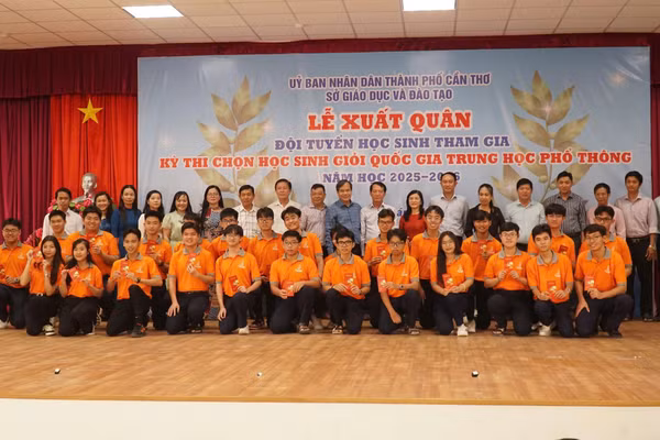 Lễ xuất quân đội tuyển học sinh tham gia Kỳ thi chọn học sinh giỏi quốc gia THPT năm học 2025 - 2026.