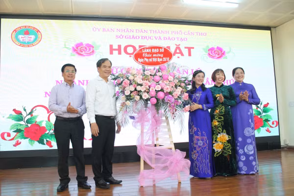Tặng hoa nữ cán bộ quản lý Sở GD&ĐT TP Cần Thơ.