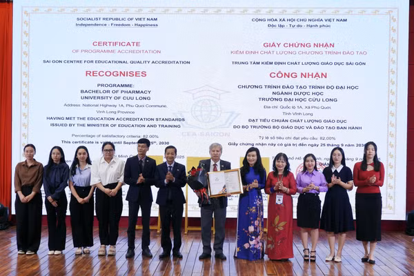 Ban tổ chức trao chứng nhận đạt chuẩn kiểm định chất lượng CTĐT ngành Dược học.
