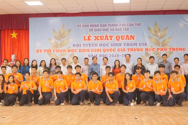 Lãnh đạo Sở GD&ĐT TP Cần Thơ động viên học sinh tại lễ xuất quân.