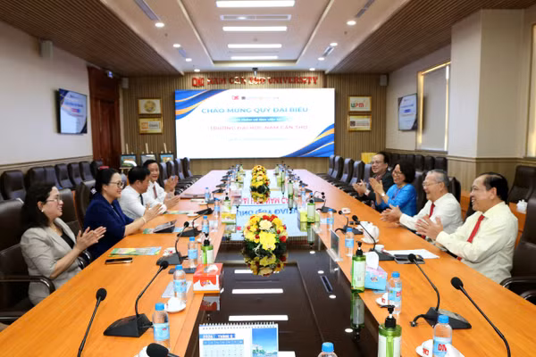 Các đại biểu thăm, làm việc cùng lãnh đạo Trường ĐH Nam Cần Thơ.