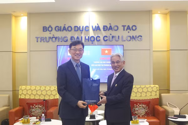 Nhà giáo ưu tú, PGS.TS Lương Minh Cừ tặng quà lưu niệm cho Tiến sĩ Jang Suk- Hwan.