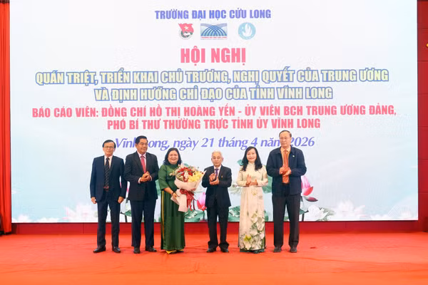 Đại biểu chụp ảnh lưu niệm tại Hội nghị.