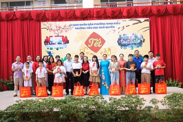 Bà Trần Thị Vĩnh Nghi, Bí thư Đảng ủy phường Ninh Kiều và bà Trần Thị Huyền, Quyền Giám đốc Sở GD&ĐT TP Cần Thơ trao quà Tết cho học sinh có hoàn cảnh khó khăn.