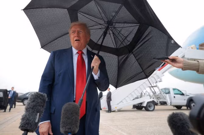 Khi được phóng viên hỏi liệu ông có ý định tiếp đón Tổng thống Zelensky vào cuối tuần này hay không, Tổng thống Mỹ Donald Trump nói: "Tôi nghĩ là có", và không cung cấp thêm chi tiết. ong-trump-2.jpg