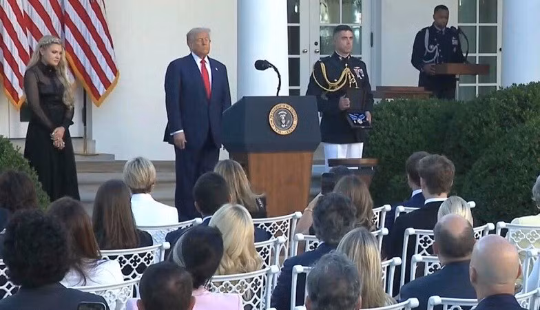 Tổng thống Donald Trump mô tả Kirk là một "người tử vì chân lý" và một "chiến binh dũng cảm vì tự do", người đã truyền cảm hứng cho nhiều người Mỹ. 3.jpg