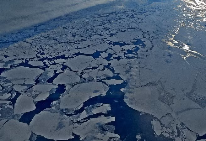 Bắc Cực ấm hơn có nghĩa là băng trên đất liền - sông băng và các tảng băng - tan nhanh hơn, làm mực nước biển dâng cao. bac-cuc-11.jpg