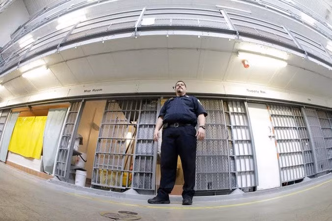 Cơ sở này giam giữ cả tội phạm nam và nữ và cung cấp nhiều chương trình phục hồi chức năng bao gồm dịch vụ sức khỏe tâm thần và chăm sóc y tế. nha-tu-5.jpg