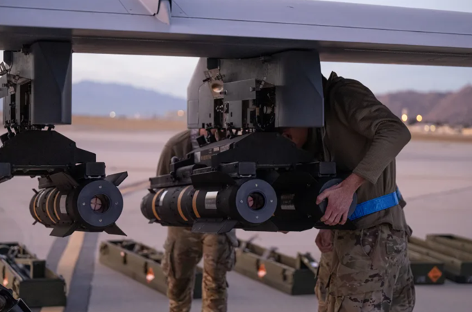 "Thông qua cam kết kiên định và sử dụng vũ lực chính xác, chúng tôi sẵn sàng chống lại các mối đe dọa xuyên quốc gia gây bất ổn cho khu vực", Tư lệnh Đô đốc Alvin Halsey tuyên bố. tau-3.png