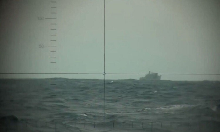 Vụ va chạm của ngư lôi cũng gây ra một đợt sóng lớn và bọt biển phun lên, đẩy nước tràn vào mạn tàu và nhấn chìm boong tàu, theo báo cáo của The Sun. va-2.jpg