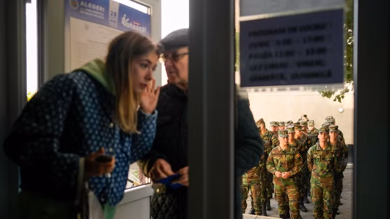 Theo kết quả sơ bộ do Ủy ban Bầu cử Trung ương (CEC) công bố, phiếu bầu từ nước ngoài đã giúp PAS vượt qua ngưỡng cần thiết để tiếp tục cầm quyền mà không cần đối tác liên minh. bo-phieu-1.jpg