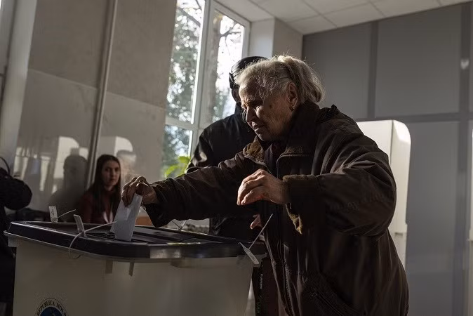 Đảng đối lập chính Khối Yêu nước giành được gần 24,3% tổng số phiếu bầu, cùng với sự ủng hộ bổ sung dành cho các khối nhỏ hơn như Đảng Thay thế (8%), Đảng của chúng ta (6,2%) và Đảng Dân chủ trong nước (PPDA, 5,6%). bo-phieu-4.jpg