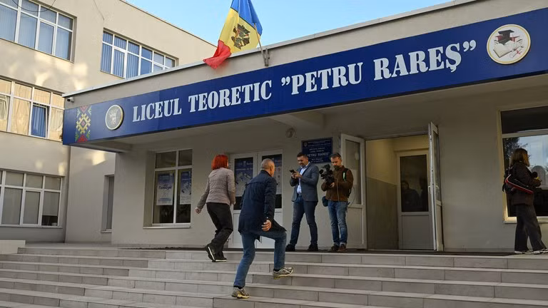 Tuy nhiên, trong nước, đảng này chỉ nhận được 44,13% số phiếu bầu, với sự ủng hộ mạnh mẽ nhất tại thủ đô Chisinau, nơi đảng này đạt 52,68%. bo-phieu-3.jpg