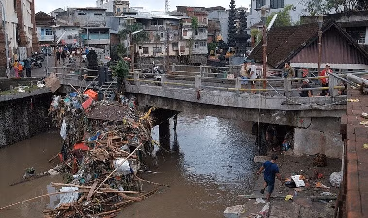 Hai người khác thiệt mạng được báo cáo tại Jembrana, phía tây Bali, trong khi chính quyền phải sơ tán 85 người khỏi nhà. Tổng cộng có bốn khu vực trên đảo bị ảnh hưởng nghiêm trọng do thời tiết khắc nghiệt. lu-2.jpg