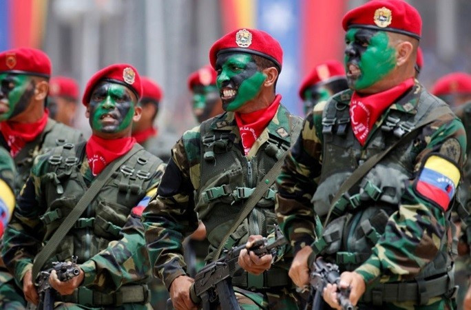 Nhà lãnh đạo Caracas đã đặt quân đội nước này vào tình trạng báo động cao, và tổ chức một loạt cuộc tập trận để đáp trả việc Mỹ tăng cường quân sự trong khu vực. dat.jpg