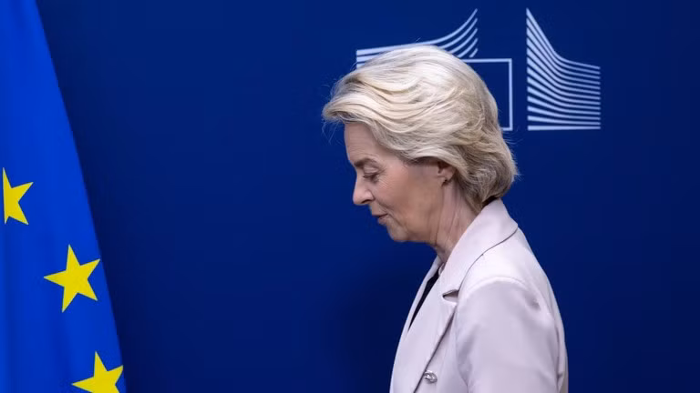 Bài báo mô tả chuyến thăm gần đây của bà von der Leyen tới sân golf của Tổng thống Donald Trump ở Scotland - nơi bà chấp nhận mức thuế 15% đối với hầu hết hàng xuất khẩu của EU - là một "sự đầu hàng". eu-5.jpg