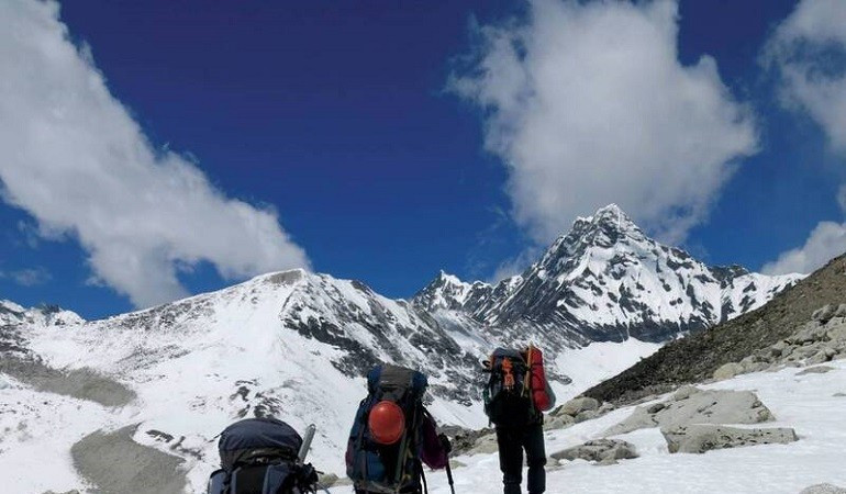 Cứ ba người lên núi và xuống núi thành công thì có một người tử vong. Tỷ lệ này vào khoảng 33%, nghĩa là cứ 100 người thử leo thì có 33 người không quay trở lại. Đây là ngọn núi cao thứ mười trên thế giới. lo-6.jpg