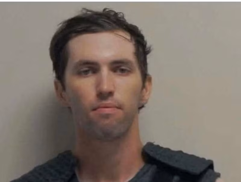 Sau cuộc truy lùng trên toàn quốc kéo dài 33 giờ, Robinson cuối cùng đã bị bắt và bị tống giam vào nhà tù Utah mà không được bảo lãnh với nhiều cáo buộc. Hắn lần đầu ra tòa hôm 16/9, được đại diện bởi một luật sư do tòa chỉ định. ke-am-sat-2.jpg