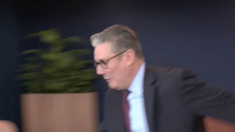 Vừa đặt chân lên đất Nam Phi, Thủ tướng Anh Keir Starmer đã suýt ngã xuống đất khi đang tiến về phía một nhóm lãnh đạo doanh nghiệp trước buổi họp chính. anh-2.jpg