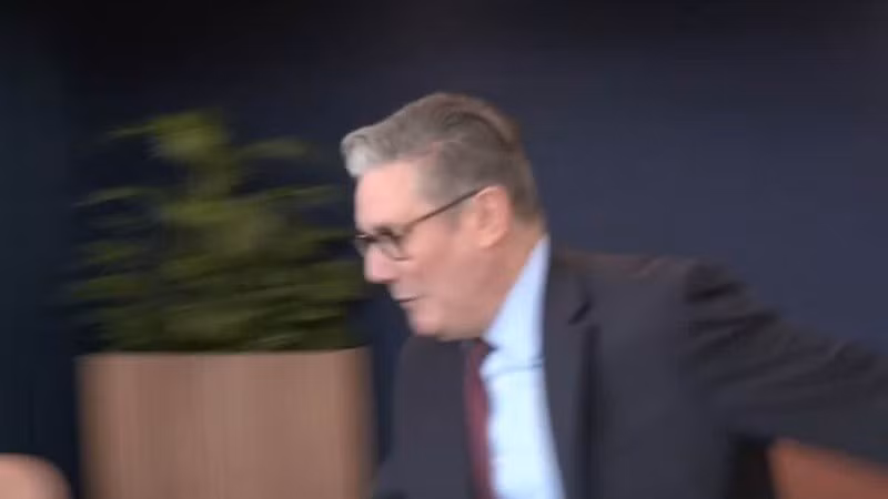 Vừa đặt chân lên đất Nam Phi, Thủ tướng Anh Keir Starmer đã suýt ngã xuống đất khi đang tiến về phía một nhóm lãnh đạo doanh nghiệp trước buổi họp chính. anh-2.jpg