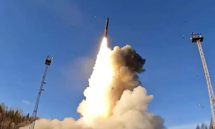 Tổng thống Putin cho biết, tên lửa hạt nhân Burevestnik đã chứng minh được tầm bắn vượt trội, trong khi tàu ngầm mang ngư lôi Poseidon tự hào có tốc độ nhanh hơn gấp nhiều lần so với bất kỳ tàu mặt nước hiện đại nào. ten-lua-3.png