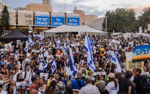 "Chúng tôi đã chờ đợi họ trong hai năm, và bây giờ điều đó đã xảy ra", một người nói với đám đông. Mọi người theo dõi diễn biến tin tức trên màn hình đặt xung quanh quảng trường và vỗ tay sau mỗi diễn biến. dam-dong-1.jpg
