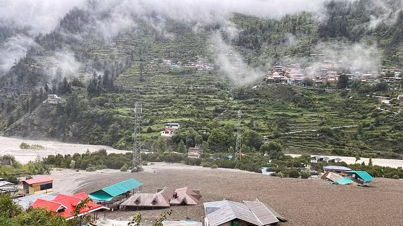 Ít nhất bốn người đã thiệt mạng trong trận lũ lụt xảy ra vào khoảng 1 giờ 45 phút chiều (giờ địa phương) gây ra lở đất, được ghi lại bằng video khi nó nhấn chìm một ngôi làng ở dãy Himalaya. lu-1.jpg