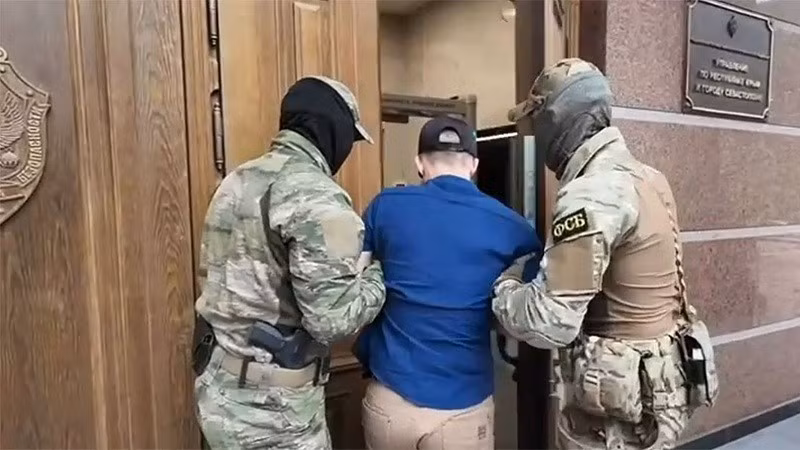 Theo FSB, công dân Nga, được cho là ở độ tuổi giữa 20, đã đến Ukraine từ năm 2019 đến 2020, nơi anh ta gặp gỡ các thành viên của lực lượng vũ trang nước này. fsb-2.jpg