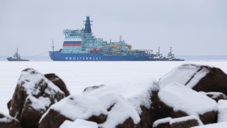 Tàu phá băng là loại tàu chuyên dụng được chế tạo để phá vỡ vùng nước đóng băng, cho phép tàu thuyền hoạt động ở những khu vực không thể tiếp cận như Bắc Cực. tau-1.jpg