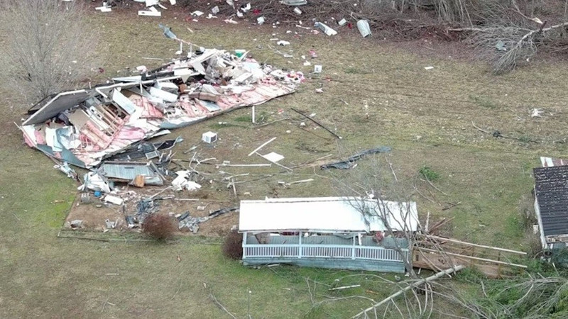 Chính quyền đang kêu gọi người dân tránh xa các khu vực trống và cảnh giác với các công trình kiến trúc, cây cối, đường dây điện vì nguy cơ té ngã và tai nạn. bao-10.jpg