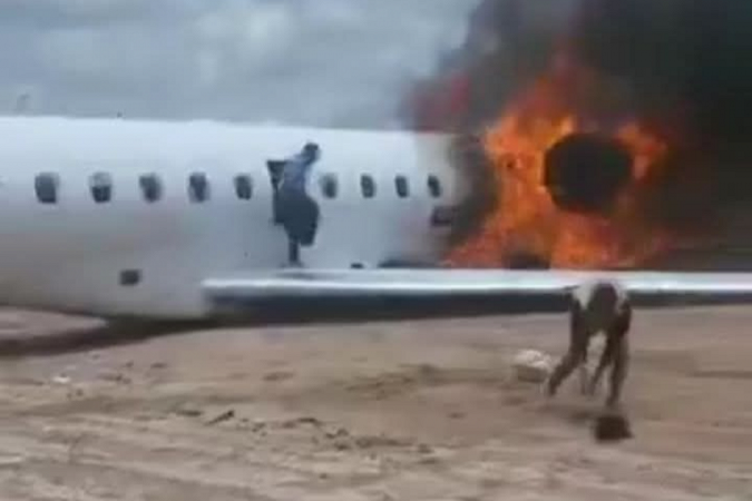 Theo nguồn tin, máy bay Embraer ERJ‑145LR chở Bộ trưởng Khoáng sản Cộng hòa Dân chủ Congo, Louis Watum Kabamba, và khoảng 20 người khác đã trượt khỏi đường băng và bốc cháy tại sân bay Kolwezi hôm 17/11. gap-nan-1.jpg