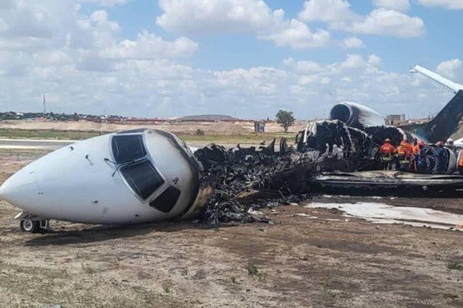 Tai nạn xảy ra khi đoàn của Bộ trưởng đến hiện trường vụ sập mỏ vào cuối tuần qua làm hàng chục người chết. Máy bay hạ cánh vào khoảng 11 giờ sáng (giờ địa phương) khi nó trượt khỏi đường băng và phần đuôi bốc cháy. gap-na-2.jpg