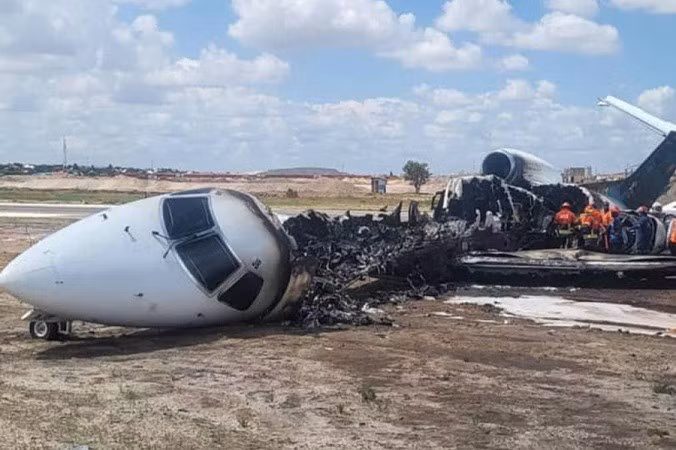 Tai nạn xảy ra khi đoàn của Bộ trưởng đến hiện trường vụ sập mỏ vào cuối tuần qua làm hàng chục người chết. Máy bay hạ cánh vào khoảng 11 giờ sáng (giờ địa phương) khi nó trượt khỏi đường băng và phần đuôi bốc cháy. gap-na-2.jpg