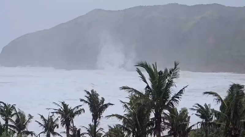 Philippines đã ban hành tín hiệu gió xoáy nhiệt đới cao nhất số 5 vào sáng 22/9 cho quần đảo Babuyan, cảnh báo về các điều kiện "có khả năng tàn phá rất lớn" cho khu vực này, theo PAGASA. bao-8.jpg