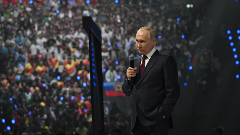 Trong khi đó, tại Diễn đàn Đầu tư Russia Calling!, Tổng thống Nga Putin cho biết, “dù Moscow cảm thấy áp lực bên ngoài dưới hình thức trừng phạt của phương Tây, nền kinh tế Nga đã vượt qua những thách thức đó". ong-putin.jpg