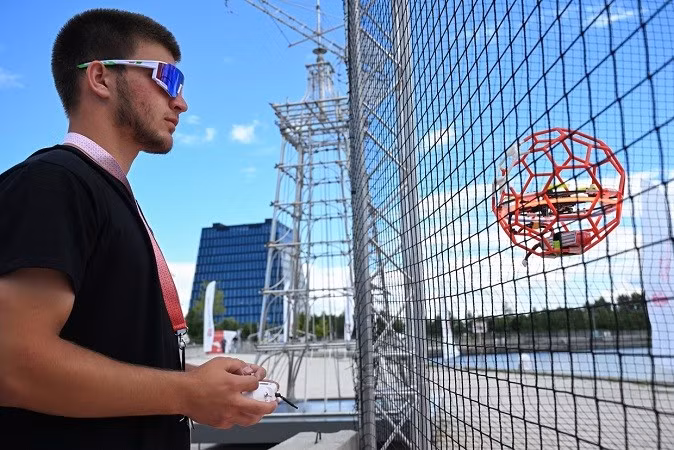 "Đây hiện là sự kiện đua UAV tốt nhất thế giới. Không ai khác tổ chức cuộc thi này ngoài chúng tôi; giờ đây chúng tôi đang quảng bá nó trên toàn cầu", ông Ilya Galaev, Chủ tịch Liên đoàn Đua UAV Nga, nói với RT. uav-2.jpg