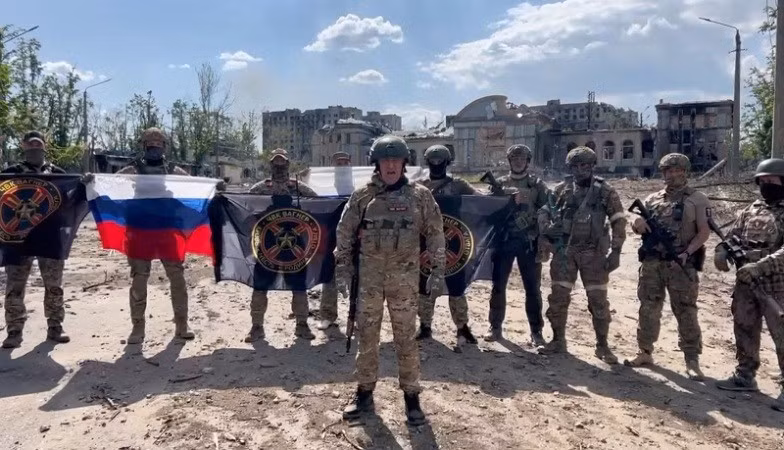 Ví dụ, vào tháng 1/2025, có thông tin cho biết, 7 xe tăng T-72B3 của Nga đã được nhìn thấy ở Mali, cùng với 5 xe chiến đấu bộ binh BMP-3 và hơn 50 xe bọc thép khác. chau-phi-10.jpg