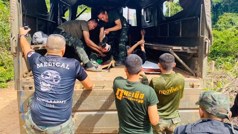 Bangkok đã công bố quyết định này vào ngày 10/11 sau khi bốn binh sĩ Thái Lan đang tuần tra biên giới với Campuchia bị thương do mìn, mà chính quyền Thái Lan cho là mới được đặt gần đây. dinh-chi-1.jpg