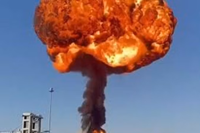 Lực lượng cứu hỏa và các đoàn tàu cứu hộ đã được điều đến hiện trường. Giao thông đường sắt qua nhà ga đã bị tạm ngừng. Nguyên nhân vụ việc đang được điều tra. chay-3.jpg