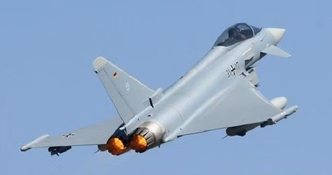 Hơn nữa, Eurofighter Typhoon của Đức đã tích cực tham gia vào các hoạt động của liên minh quốc tế, chẳng hạn như các hoạt động chống lại tổ chức Nhà nước Hồi giáo tự xưng (IS) ở Trung Đông. Các nhiệm vụ này thường bao gồm cung cấp hỗ trợ trên không, thực hiện các cuộc tấn công chính xác vào các mục tiêu chiến lược và duy trì ưu thế trên không trong chiến trường tác chiến. 8.jpg